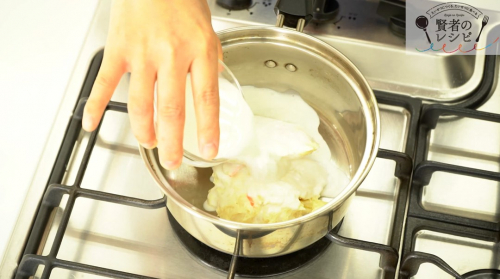 ポテトサラダを小鍋に移し、牛乳を入れ弱火にかけてソースを作る。