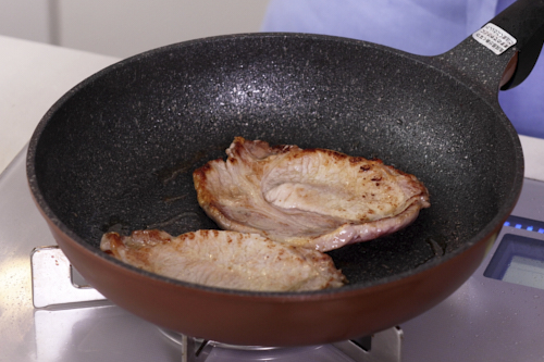 豚肉はキッチンペーパーでしっかり水分を取り、両面に塩こしょうし、オリーブ油を敷いたフライパンに入れ、強火で焼き、表面に焼き色を付ける。