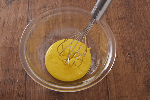 たまごを卵黄と卵白に分け、卵黄、グラニュー糖20gをボウルで混ぜ合わせて湯銭にかけ、もったりするまで泡立てる。