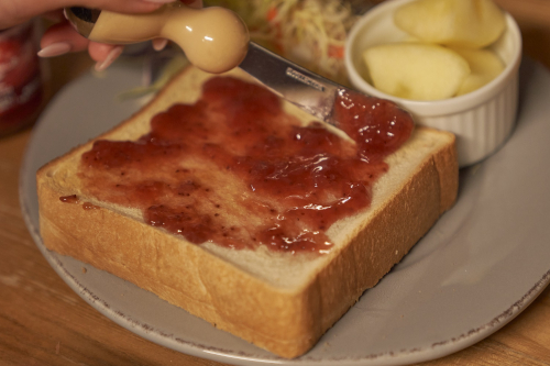 食パンをお好みの焼き加減でトーストし、ジャムを塗る。