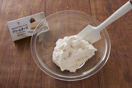 クリームチーズにホイップクリームを混ぜ合わせ、2.を2～3回に分けて加え、なめらかに混ぜ合わせる。