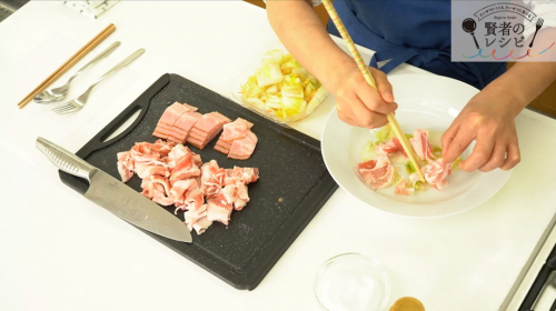 深みのあるお皿に、ゆず白菜、豚バラ肉、ベーコンの順で3段ぐらいに重ね入れる。