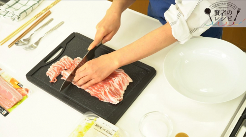 豚バラ肉、ベーコンを3～4センチ幅に切る。豚バラ肉に塩・こしょうをする。