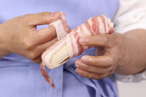豚バラ肉を豆腐バーが隠れるように、縦に1枚、横に2枚巻きつける。
