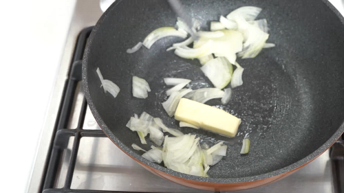 フライパンにバターを入れ、スライスした玉ねぎを炒める。