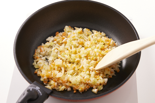 1.を煮ている間に、菜の花以外の野菜などを全てみじん切りにし、オリーブオイルを引いた鍋で炒める。