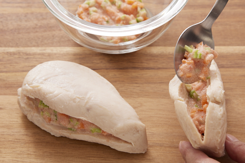 サラダチキンは包丁で横に袋状に切れ目を入れ、２を入れる。