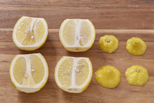 レモンを洗い、両端5mmを切り落とし、縦に2等分にカットする。