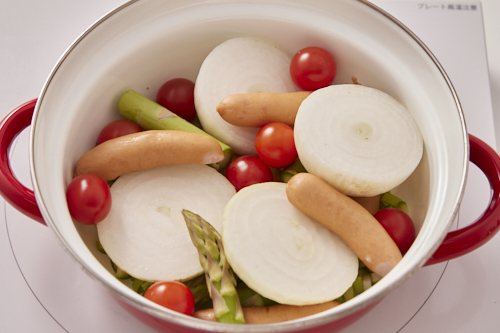鍋に1.の野菜、あらびきウインナー、ミニトマトを入れる。