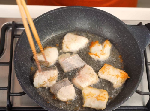 1.をひっくり返し、両面をこんがり焼いたら、油切りはせず、そのままお皿に盛り付ける。（揚げた魚の油分が酸味をやわらげ、油切りに使うバットなど洗い物が減ります） 