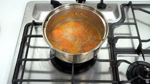 (1)の鍋に塩を入れて煮詰める。